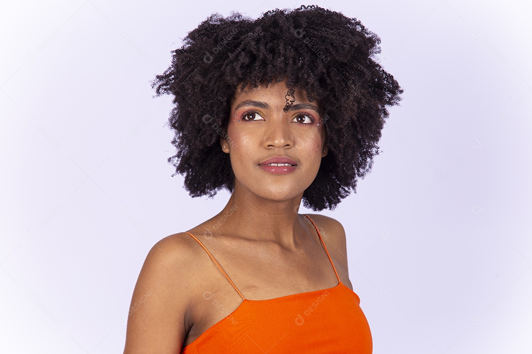 Linda jovem negra  usando blusa laranja sobre fundo branco.