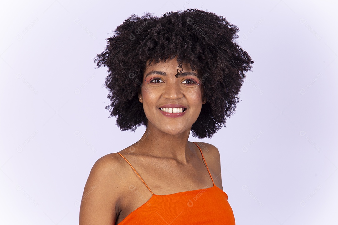 Linda mulher negra usando blusa laranja sobre um fundo branco.