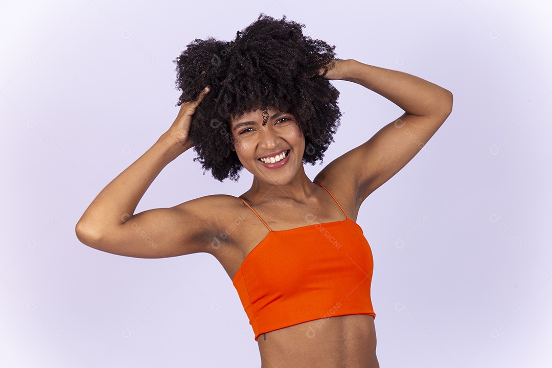 Linda jovem negra  usando blusa laranja sobre fundo branco.