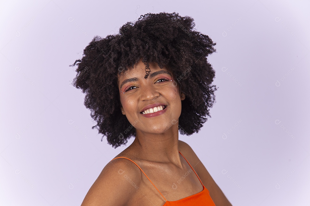 Linda jovem negra  usando blusa laranja sobre fundo branco.