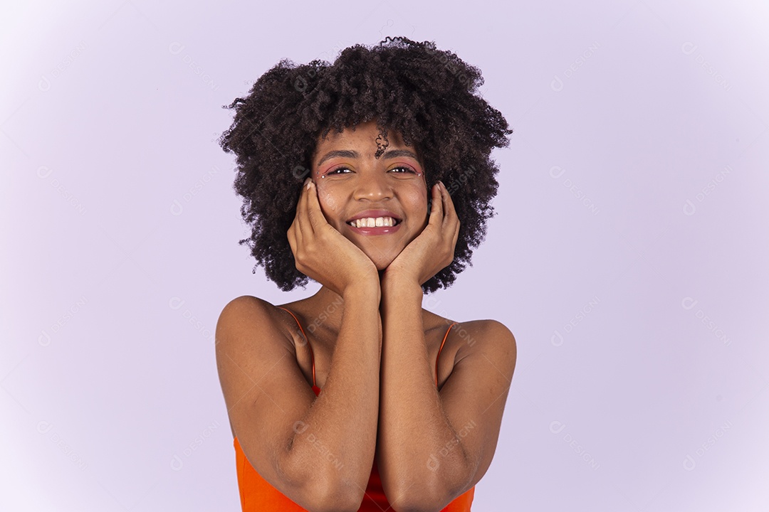Linda mulher negra sorridente usando blusa laranja sobre um fundo isolado branco