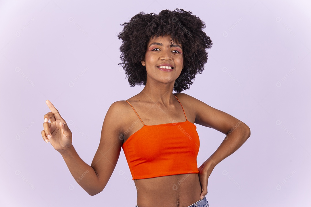 Linda jovem negra  usando blusa laranja sobre fundo branco.