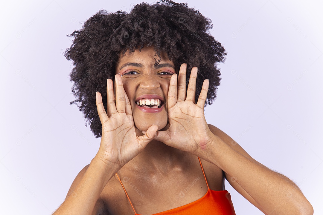 Linda jovem negra com blusa laranja sobre fundo branco.