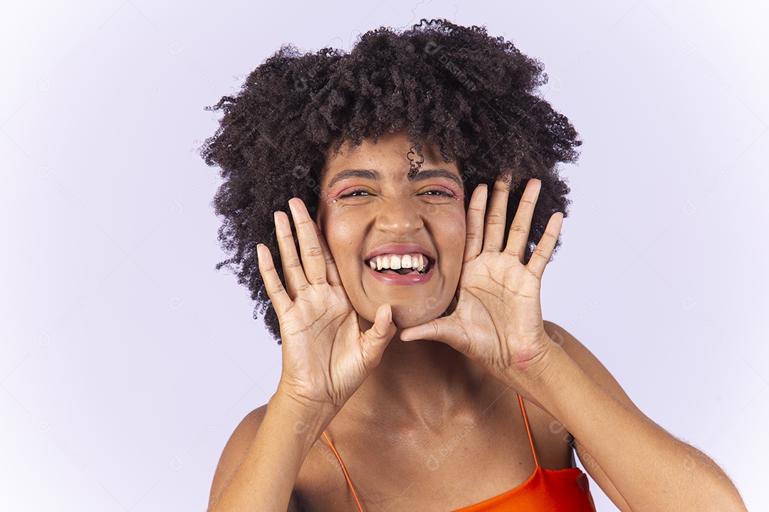 Linda jovem negra com blusa laranja sobre fundo branco.