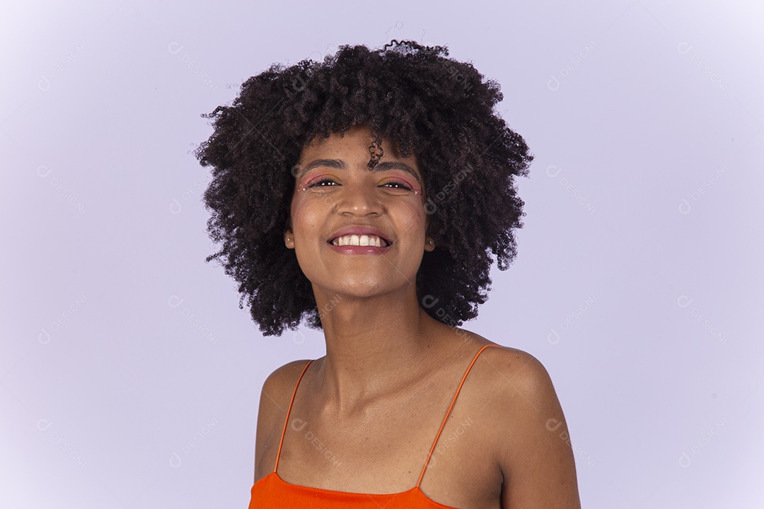 Linda jovem negra com blusa laranja sobre fundo branco.