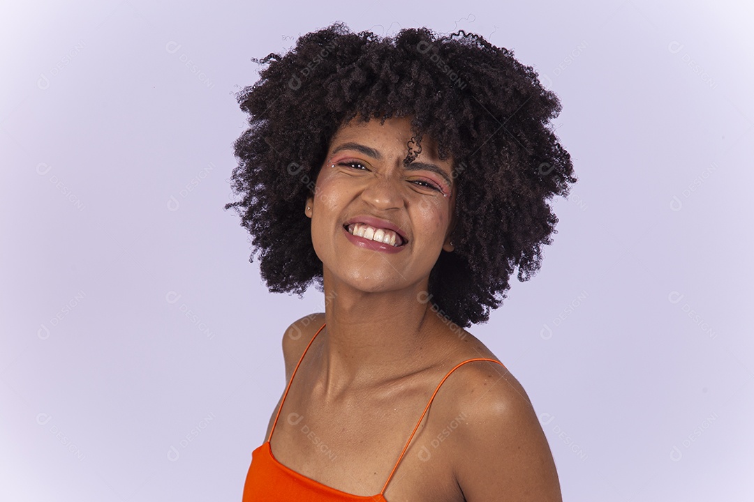 Linda jovem negra com blusa laranja sobre fundo branco.