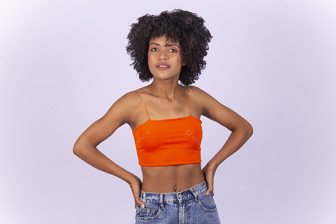 Linda jovem negra com cropped laranja sobre fundo branco.