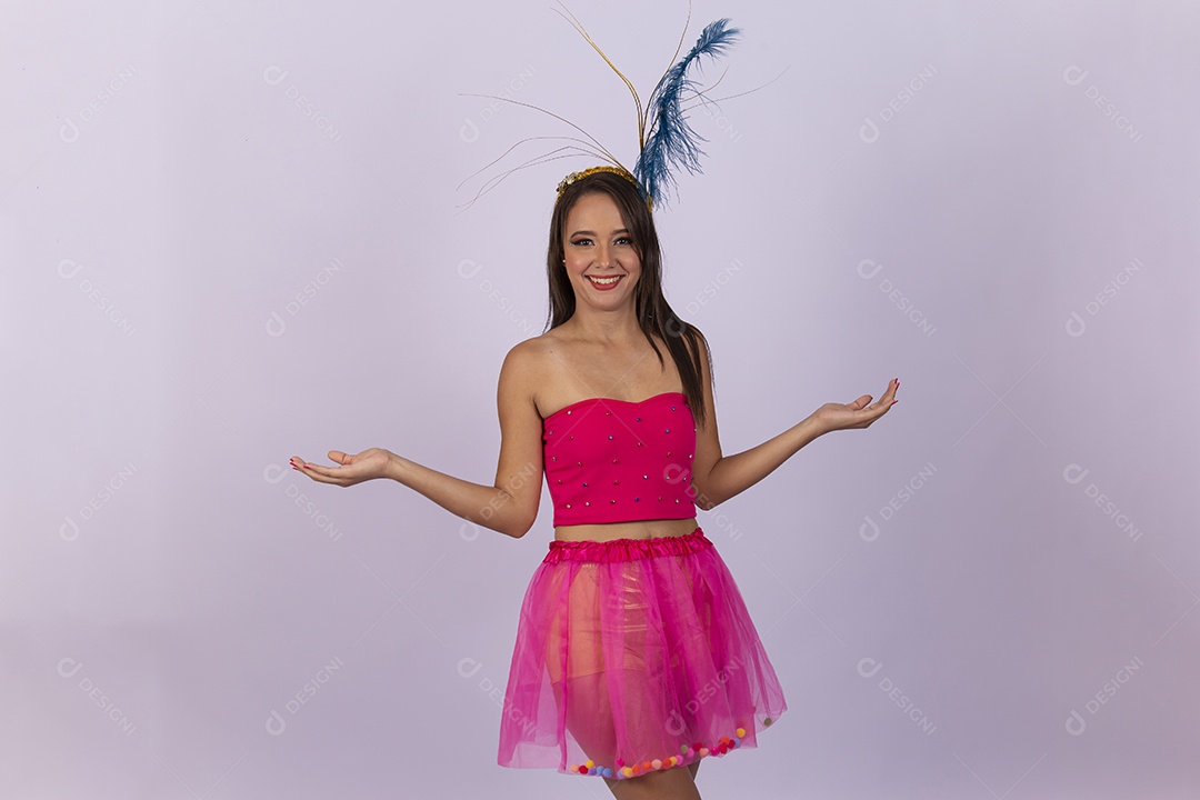 Linda mulher vestida com fantasia de carnaval.