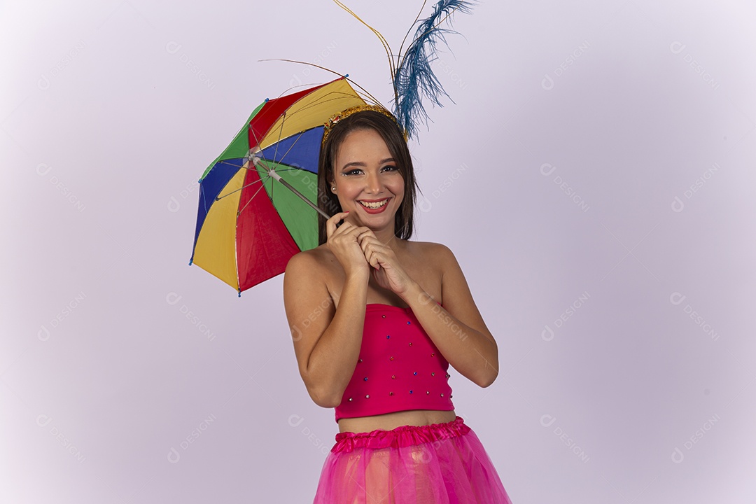 Linda mulher vestida com fantasia de carnaval estilo frevo.