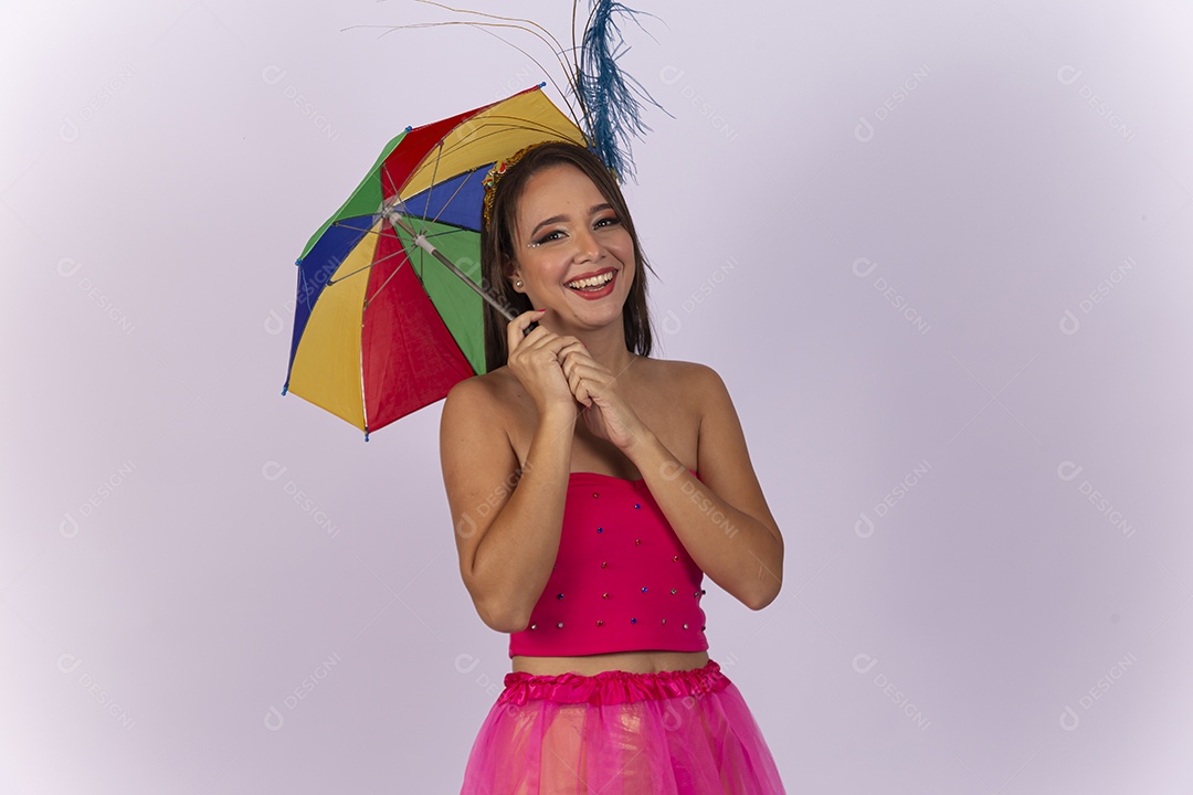 Linda mulher vestida com fantasia de carnaval estilo frevo.