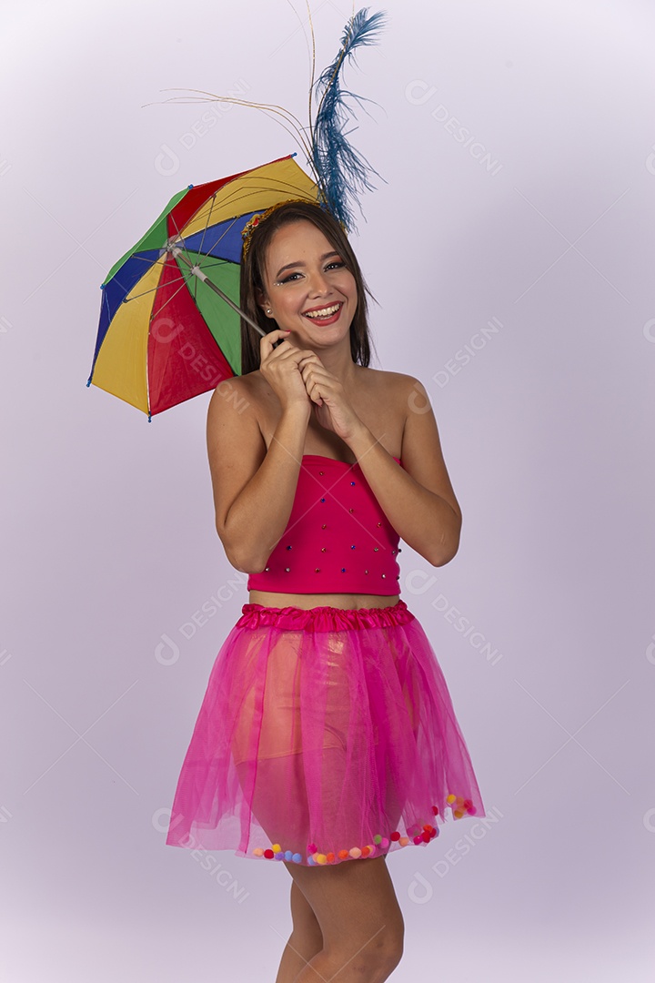 Linda mulher vestida com fantasia de carnaval estilo frevo.