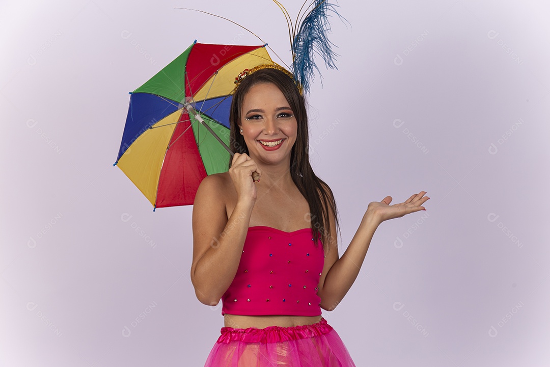 Linda mulher vestida com fantasia de carnaval estilo frevo.