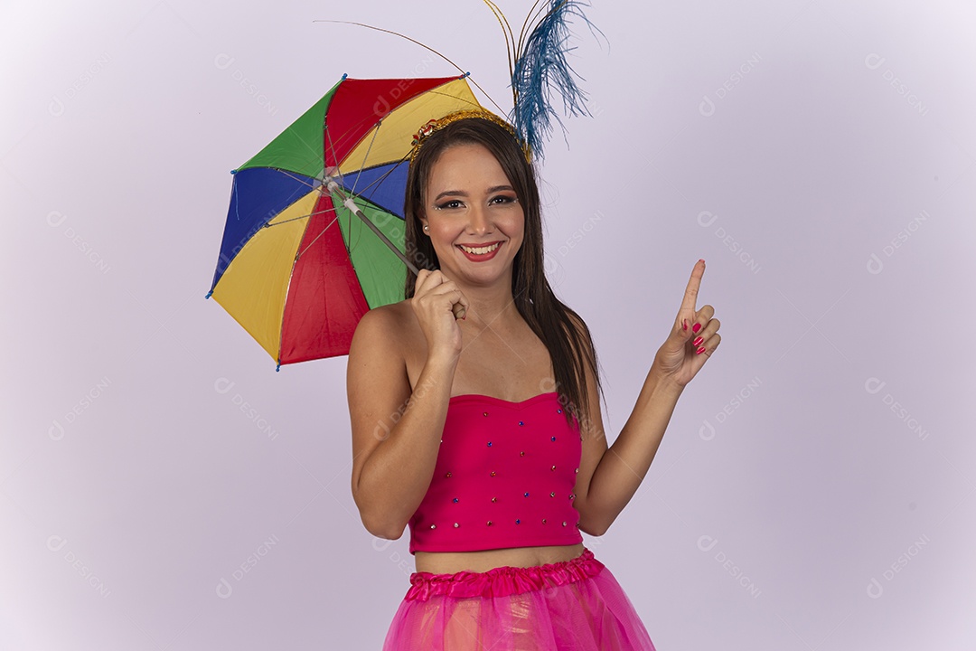 Linda mulher vestida com fantasia de carnaval estilo frevo.