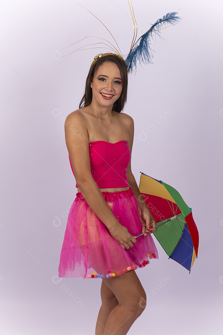 Linda mulher vestida com fantasia de carnaval estilo frevo.