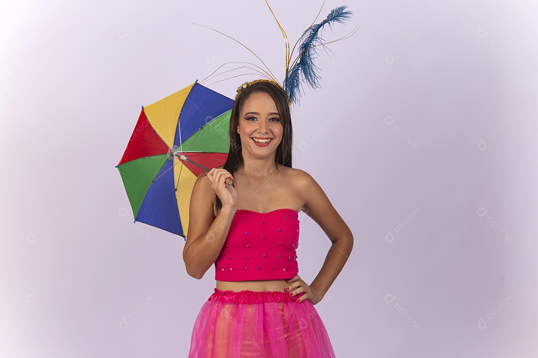Linda mulher vestida com fantasia de carnaval estilo frevo.