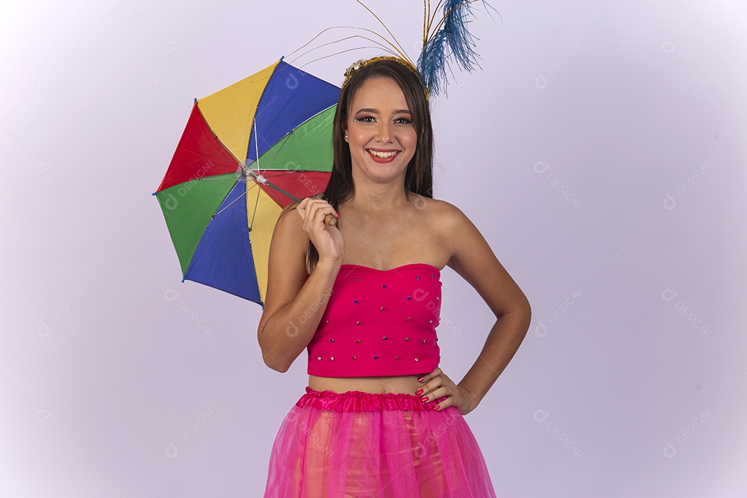 Linda mulher vestida com fantasia de carnaval.