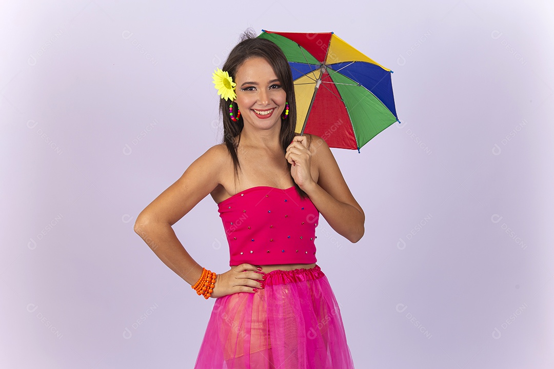 Linda mulher vestida com fantasia de carnaval estilo frevo.