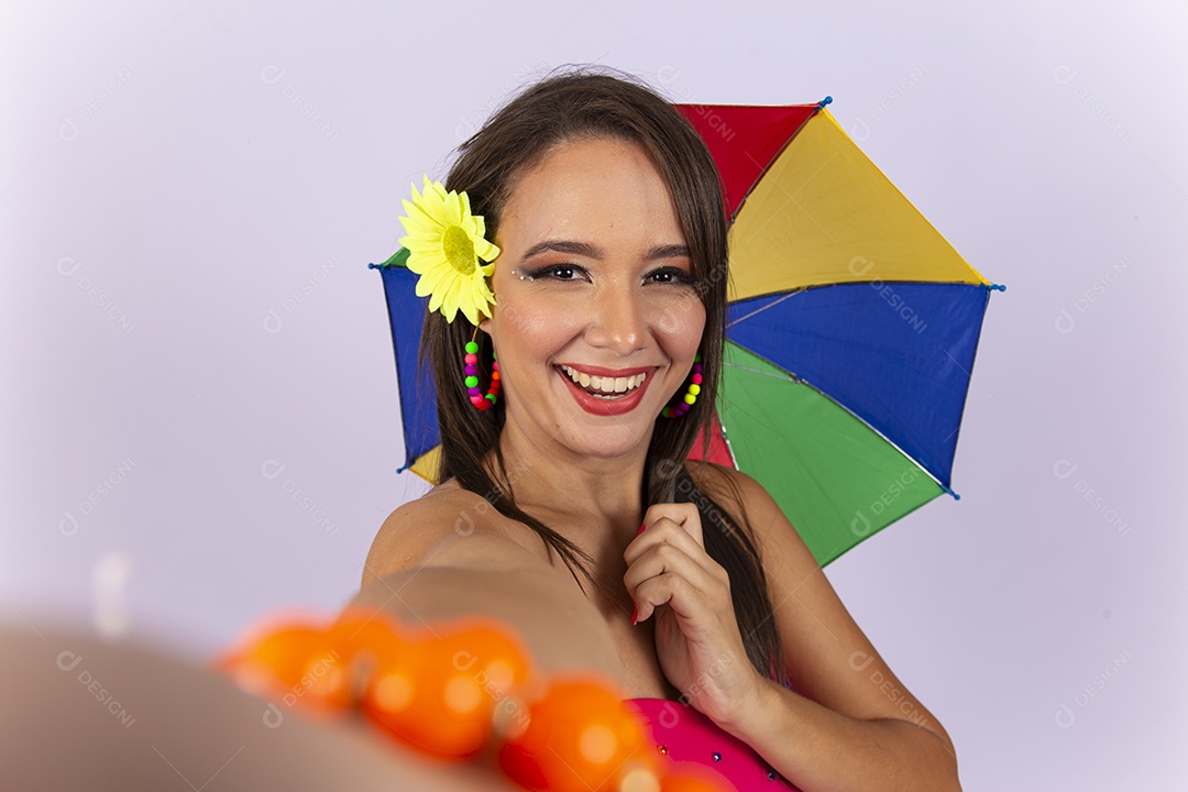 Linda mulher vestida com fantasia de carnaval estilo frevo.