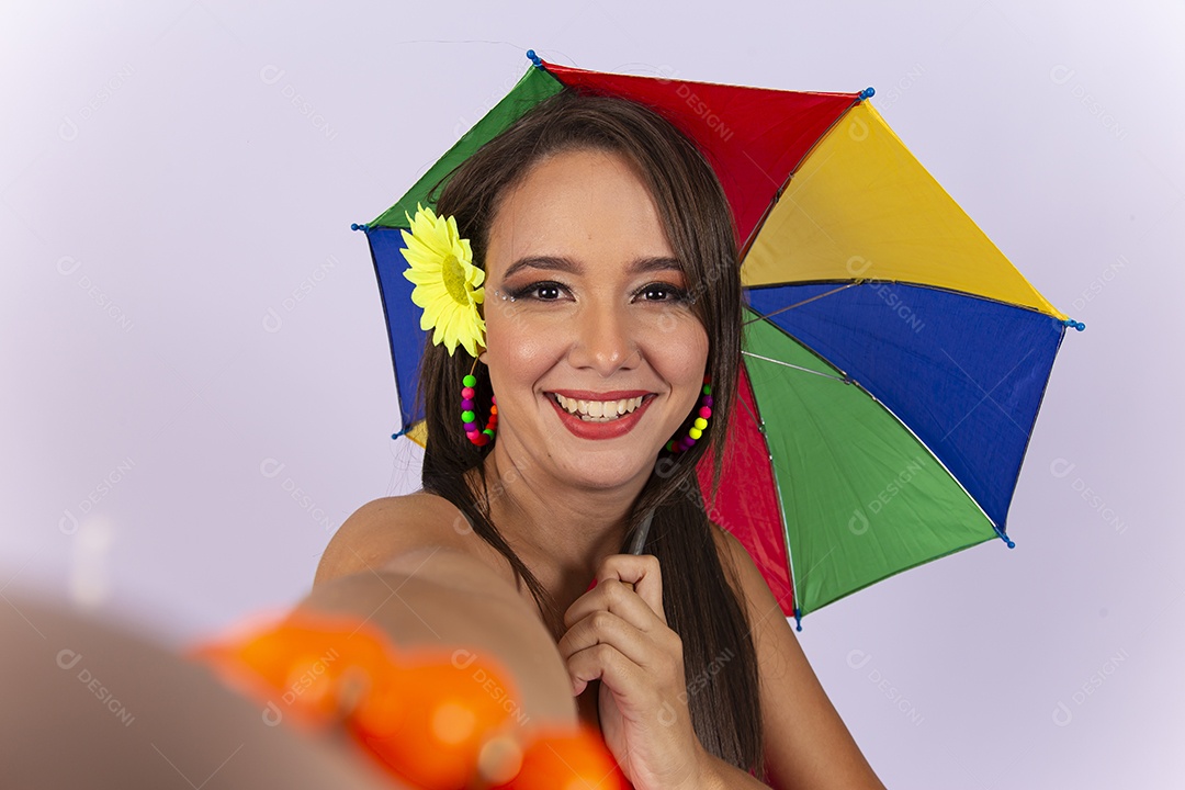 Linda mulher vestida com fantasia de carnaval estilo frevo.