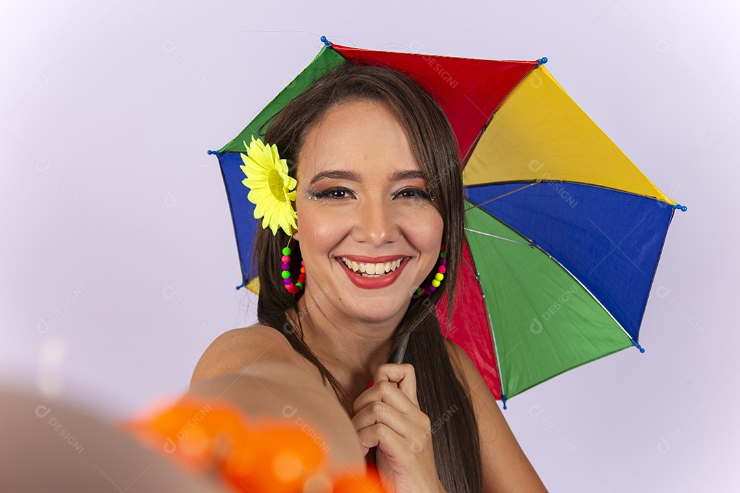 Linda mulher vestida com fantasia de carnaval estilo frevo.