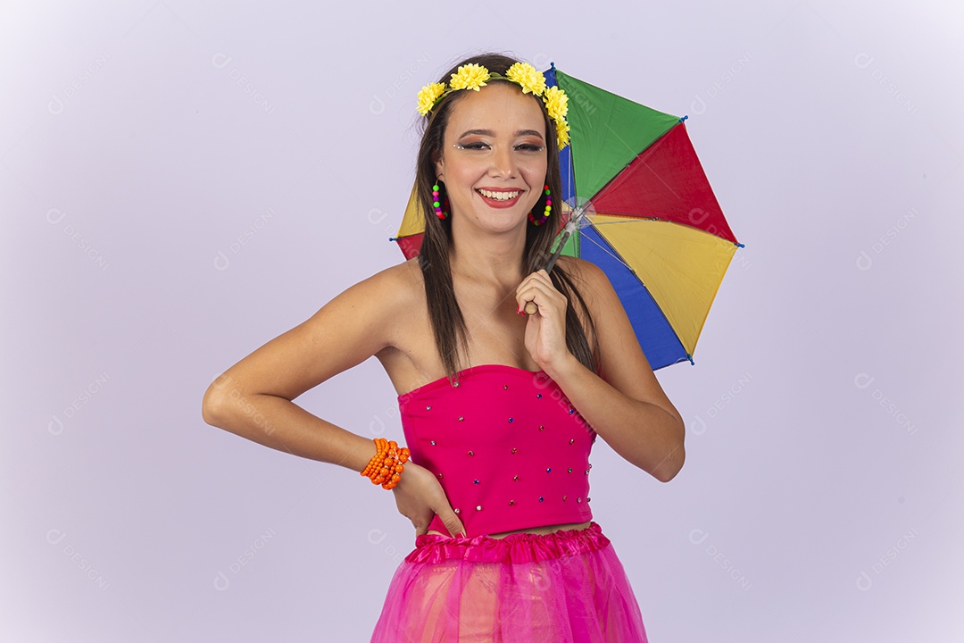 Linda mulher vestida com fantasia de carnaval estilo frevo.