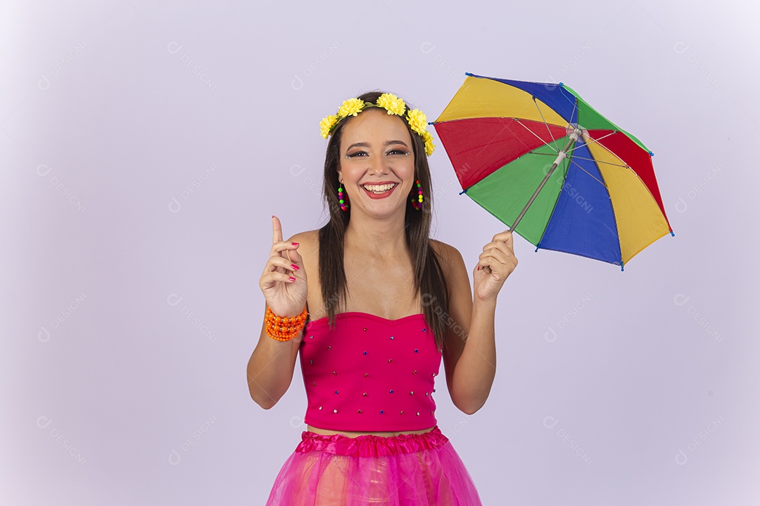 Linda mulher vestida com fantasia de carnaval estilo frevo.