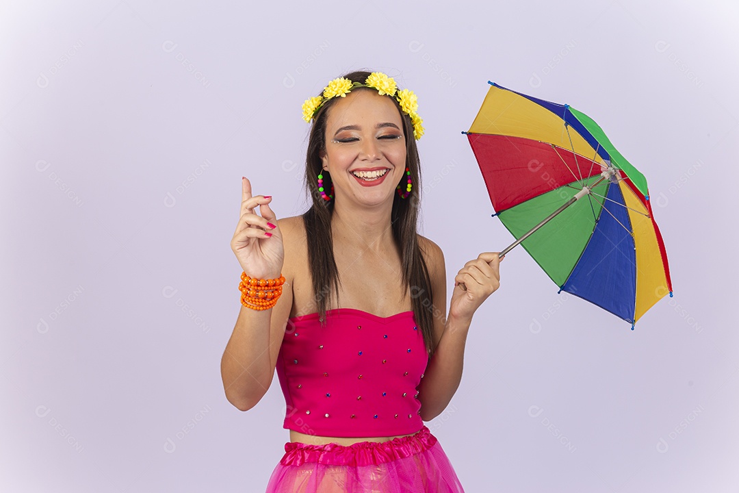 Linda mulher vestida com fantasia de carnaval estilo frevo.