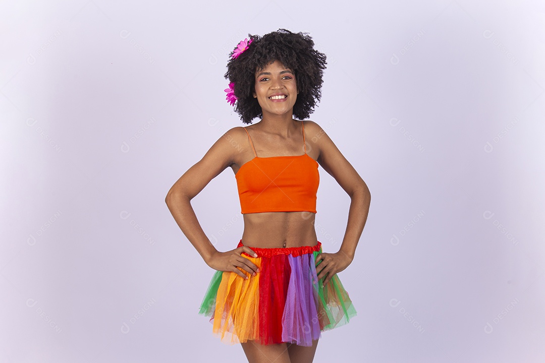 Linda mulher negra vestida com fantasia de carnaval.