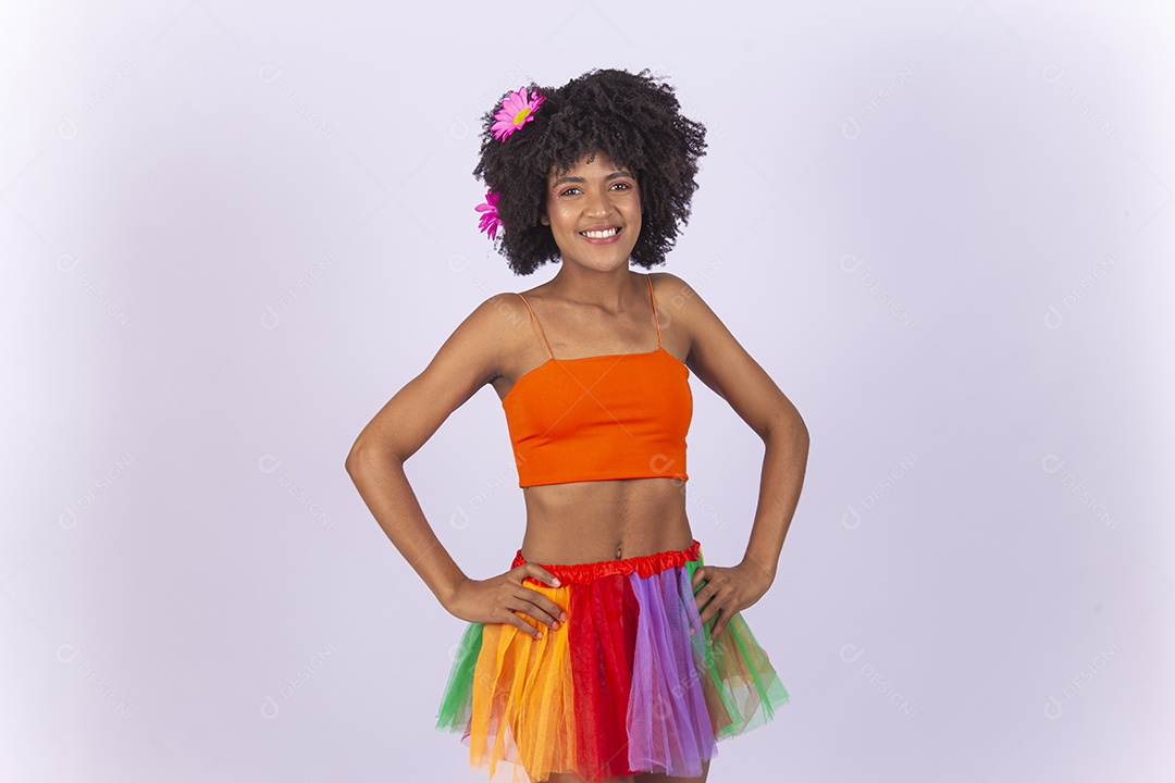 Linda mulher negra vestida com fantasia de carnaval.