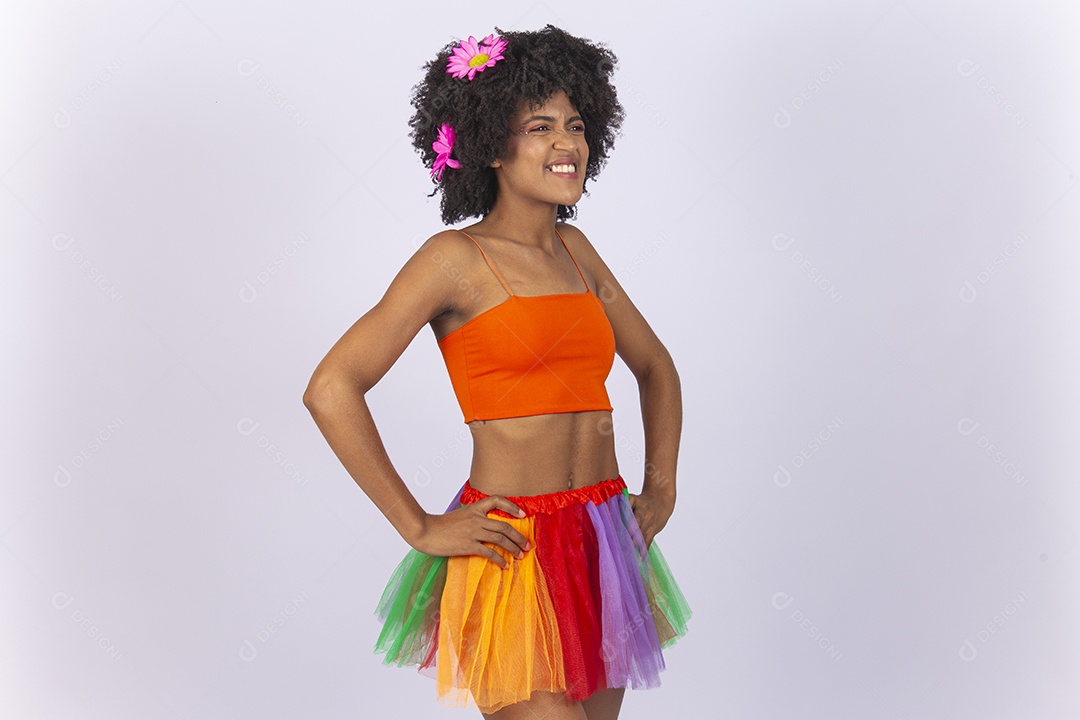Linda mulher negra vestida com fantasia de carnaval.