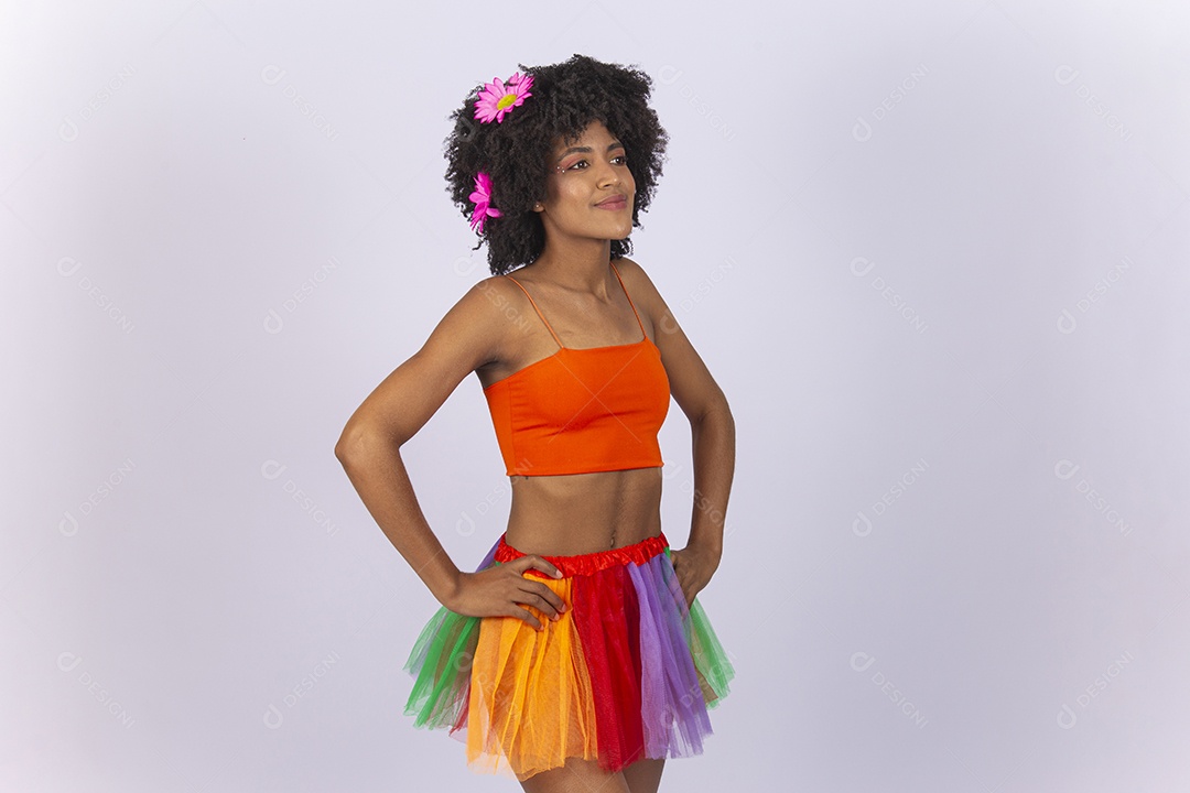 Linda mulher negra vestida com fantasia de carnaval.