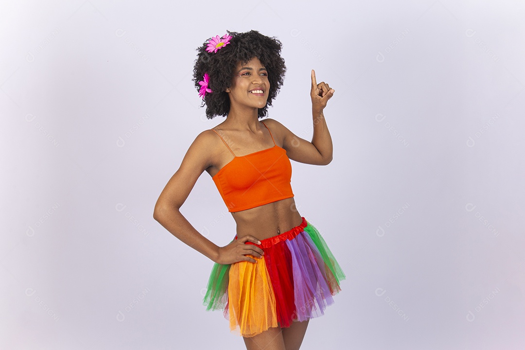Linda mulher negra vestida com fantasia de carnaval.