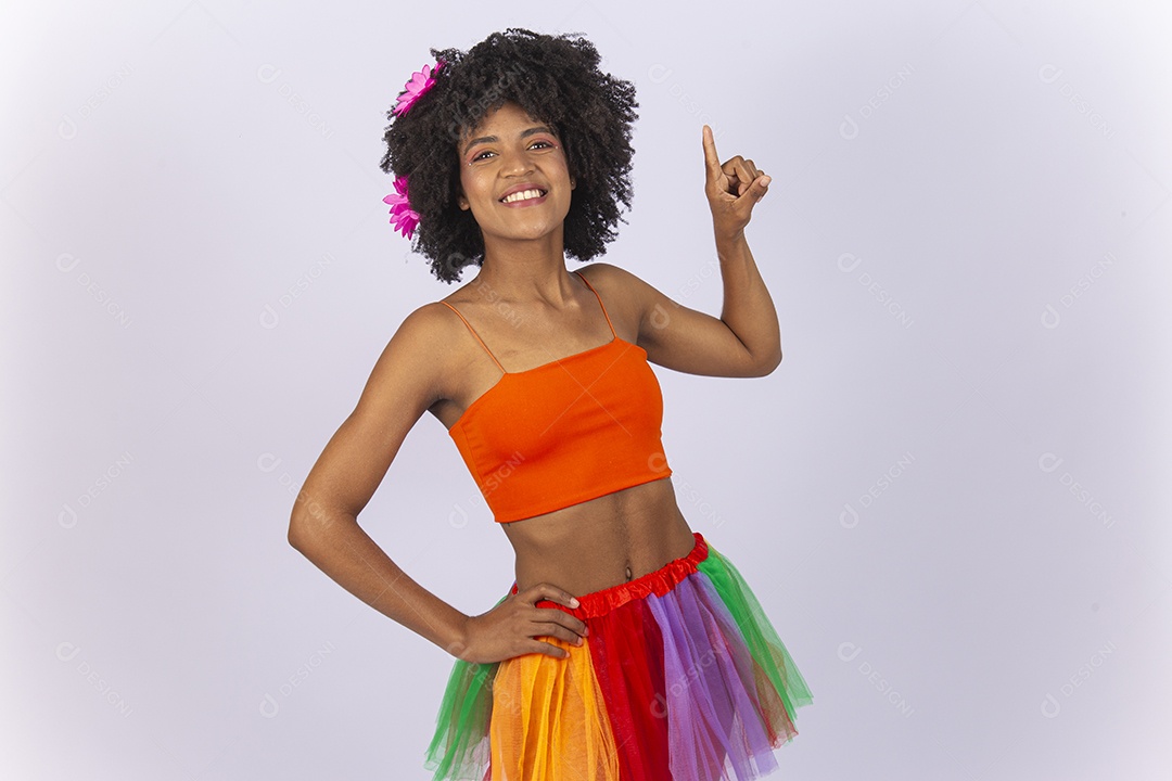 Linda mulher negra vestida com fantasia de carnaval apontando para cima.