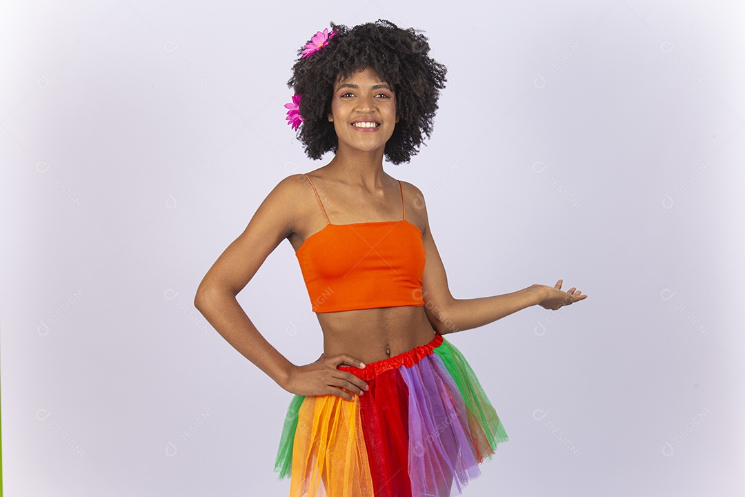 Linda mulher negra vestida com fantasia de carnaval apontando para o lado.