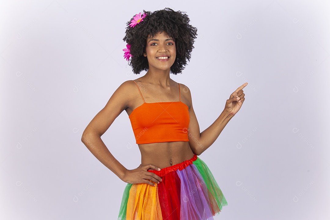 Linda mulher negra vestida com fantasia de carnaval.