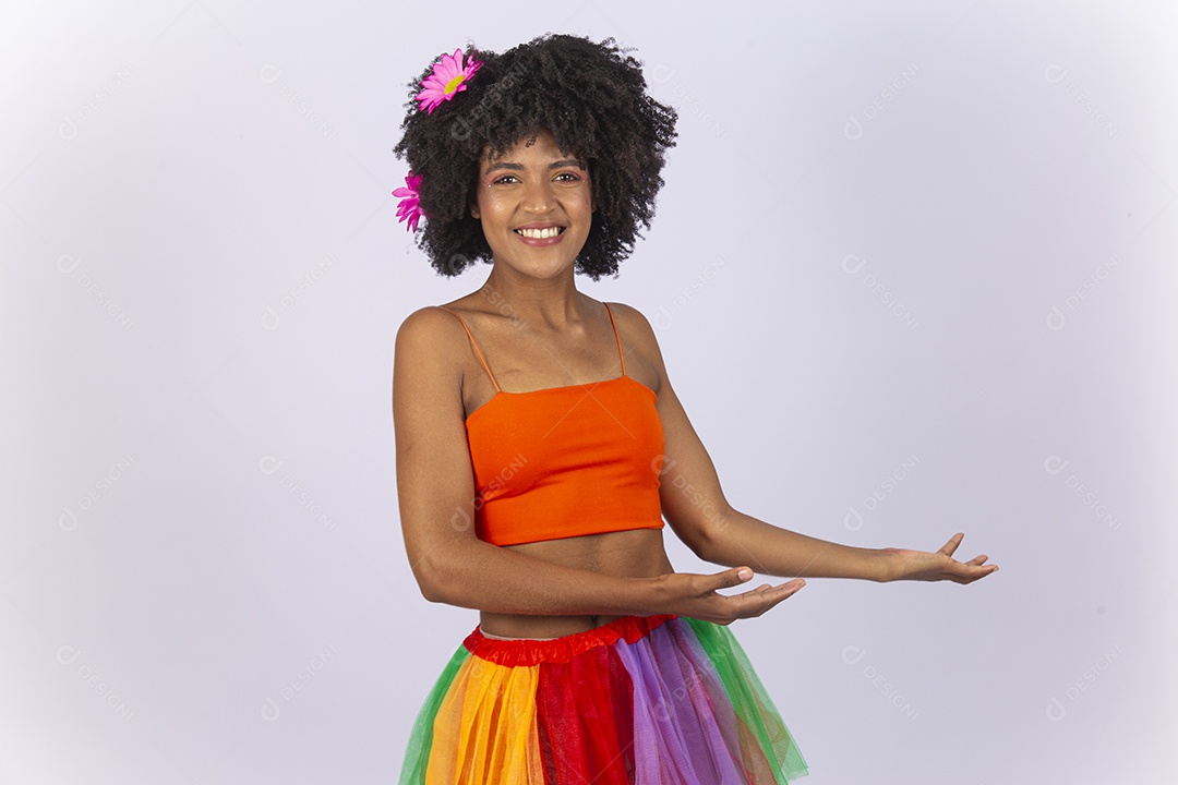 Linda mulher negra vestida com fantasia de carnaval apontando para o lado.