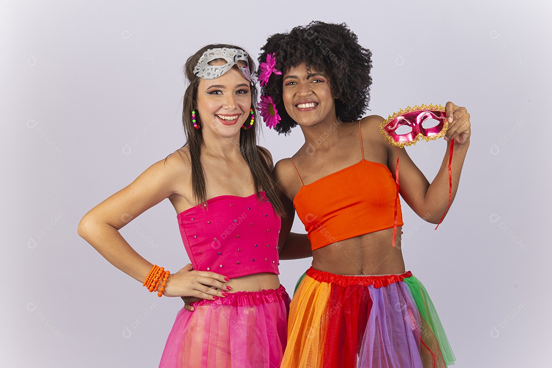 Duas lindas mulheres vestida com fantasia de carnaval