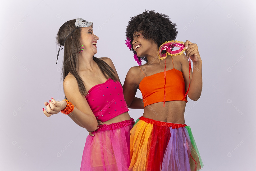 Duas lindas mulheres vestida com fantasia de carnaval