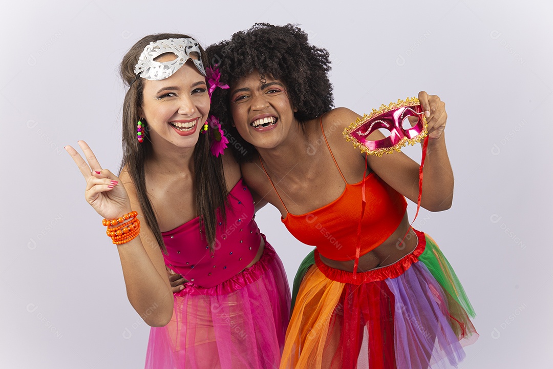 Duas lindas mulheres vestida com fantasia de carnaval