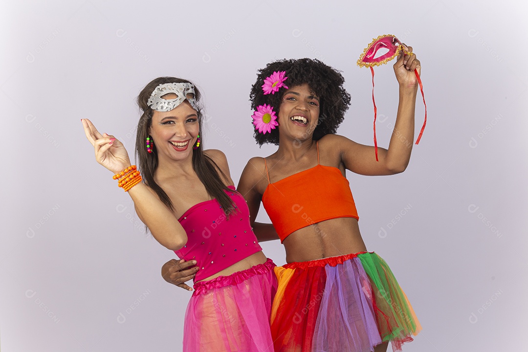 Duas lindas mulheres vestida com fantasia de carnaval.