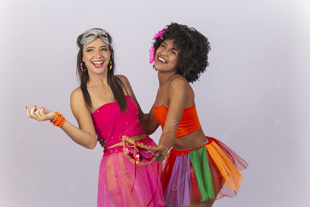 Duas lindas mulheres vestida com fantasia de carnaval.