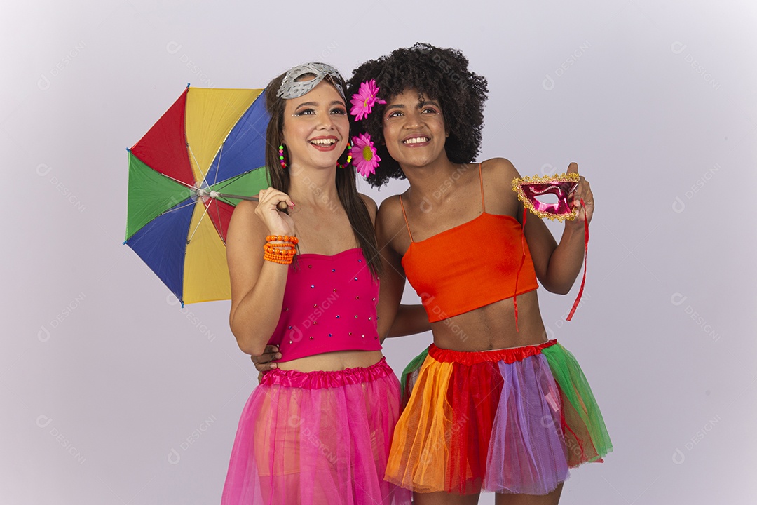 Duas lindas mulheres vestidas com fantasia de carnaval estilo frevo.