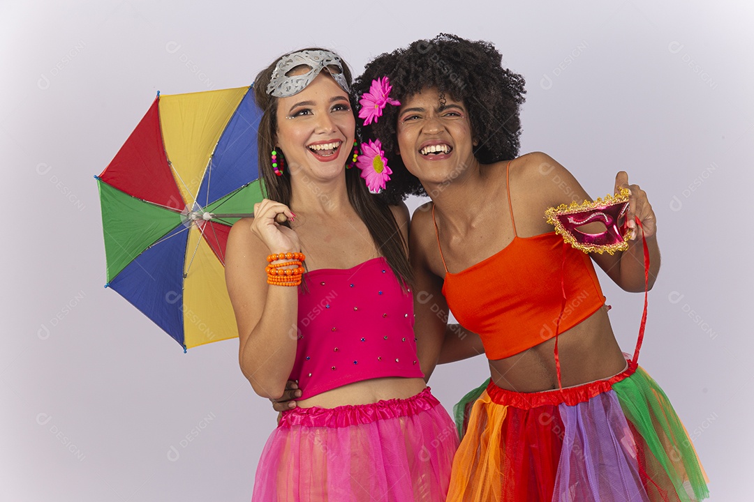 Duas lindas mulheres vestidas com fantasia de carnaval estilo frevo.