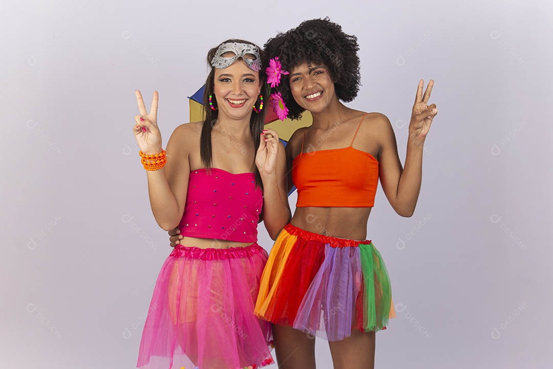 Duas lindas mulheres vestidas com fantasia de carnaval estilo frevo.