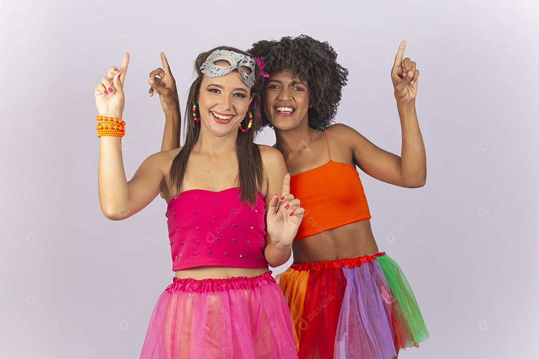 Duas lindas mulheres vestidas com fantasia de carnaval.