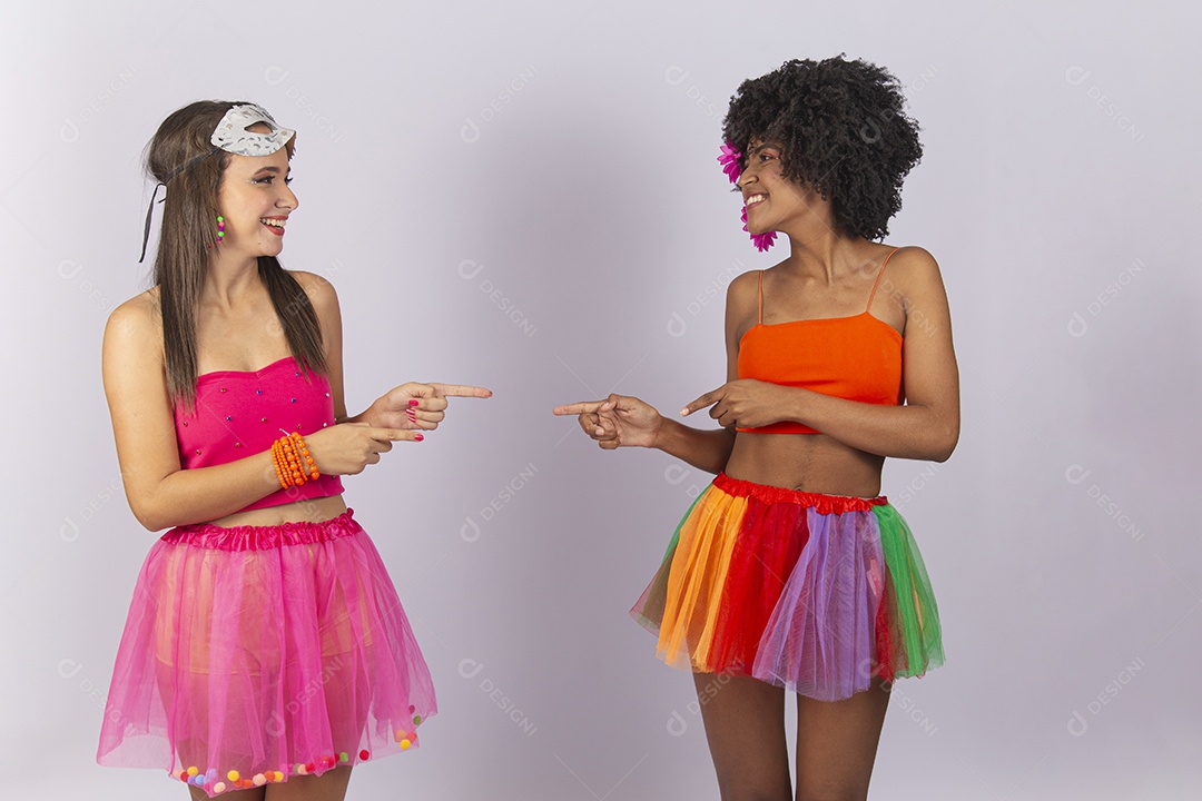 Duas lindas mulheres vestidas com fantasia de carnaval estilo frevo.