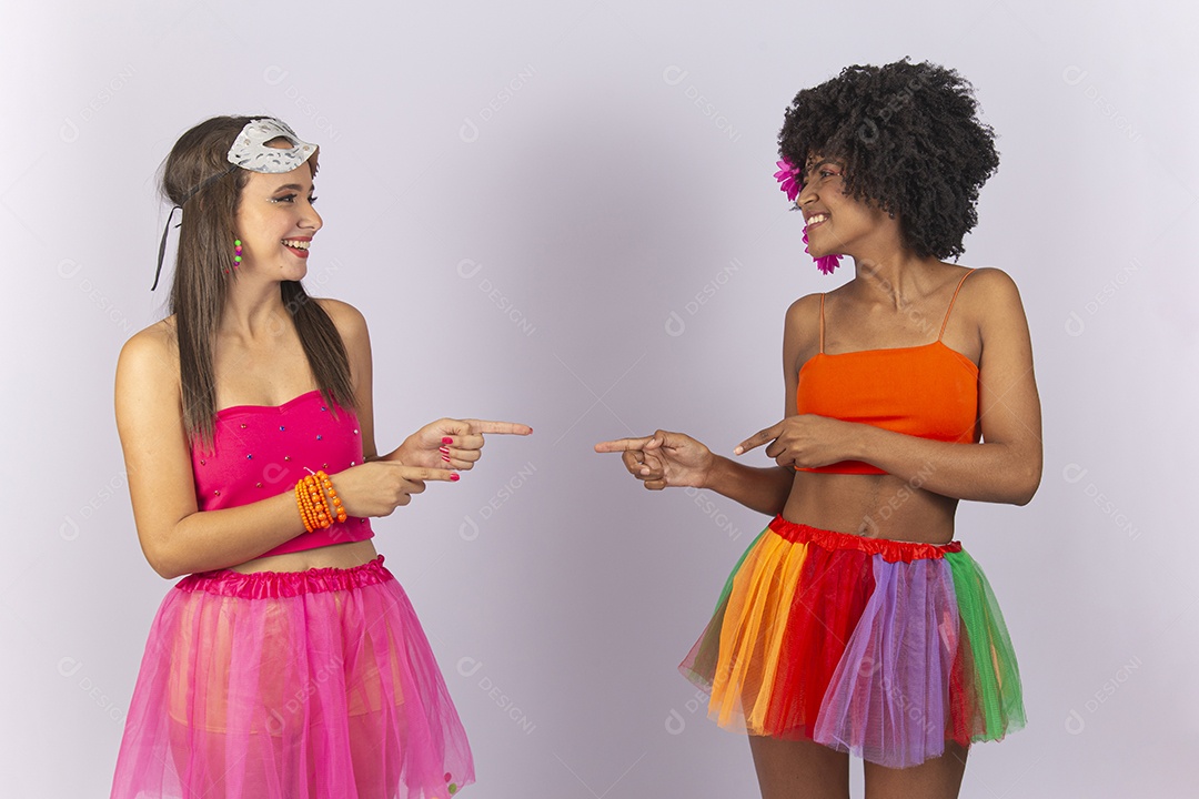 Duas lindas mulheres vestidas com fantasia de carnaval estilo frevo.