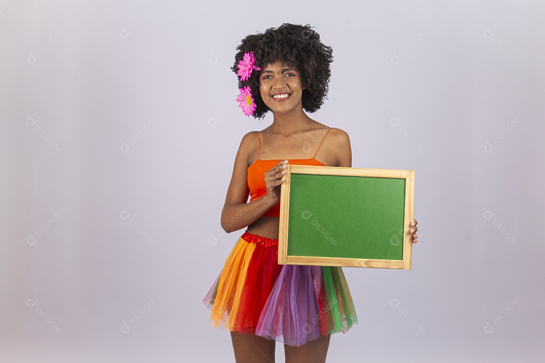 Linda mulher negra vestida com fantasia de carnaval segurando um pequeno quadro.