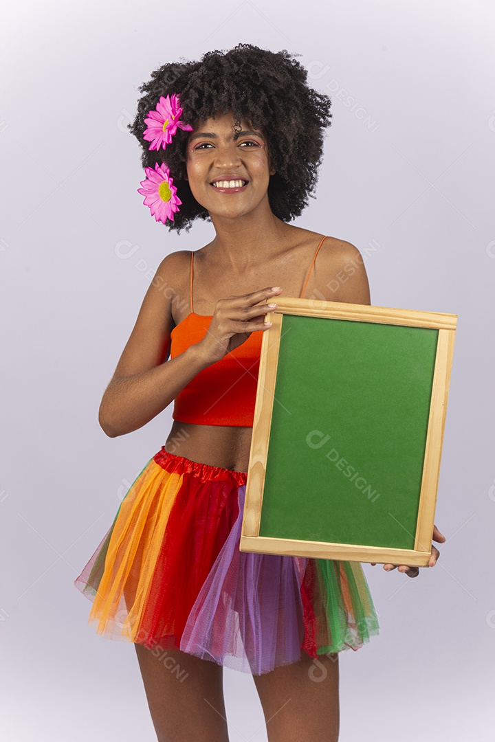 Linda mulher negra vestida com fantasia de carnaval segurando um pequeno quadro.