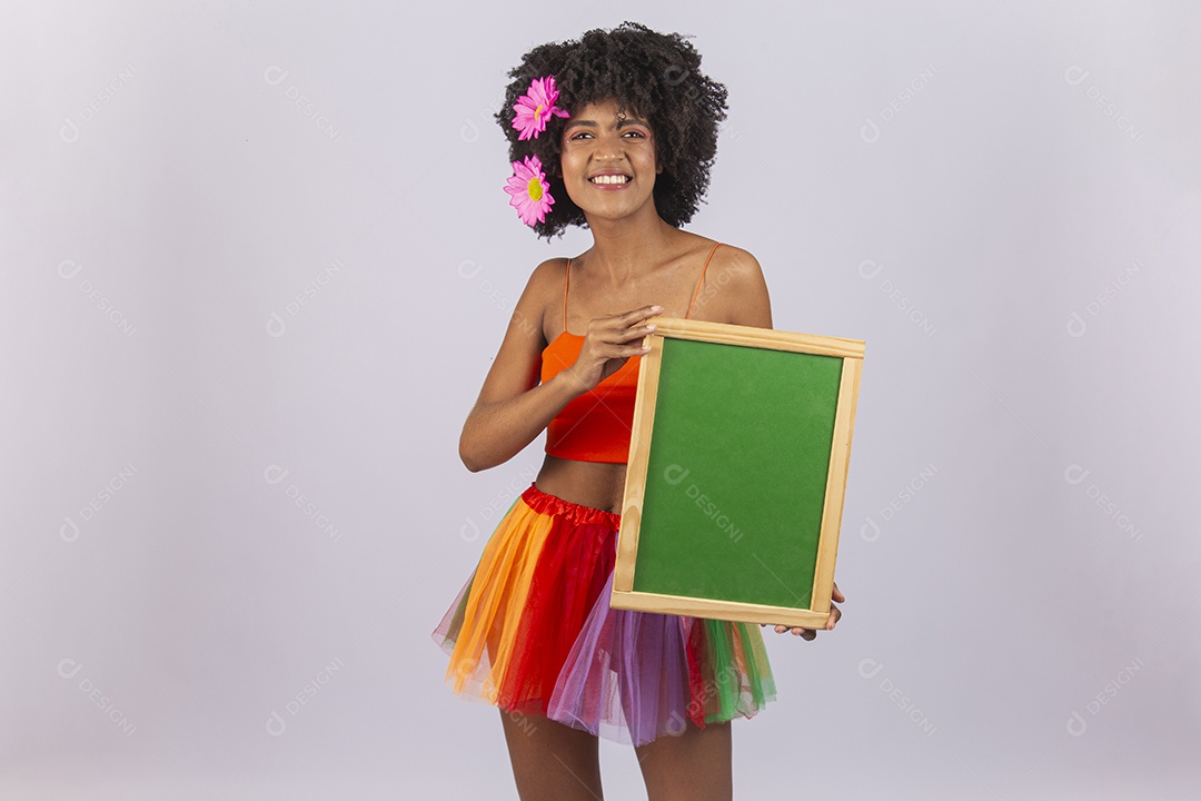 Linda mulher negra vestida com fantasia de carnaval segurando um pequeno quadro.